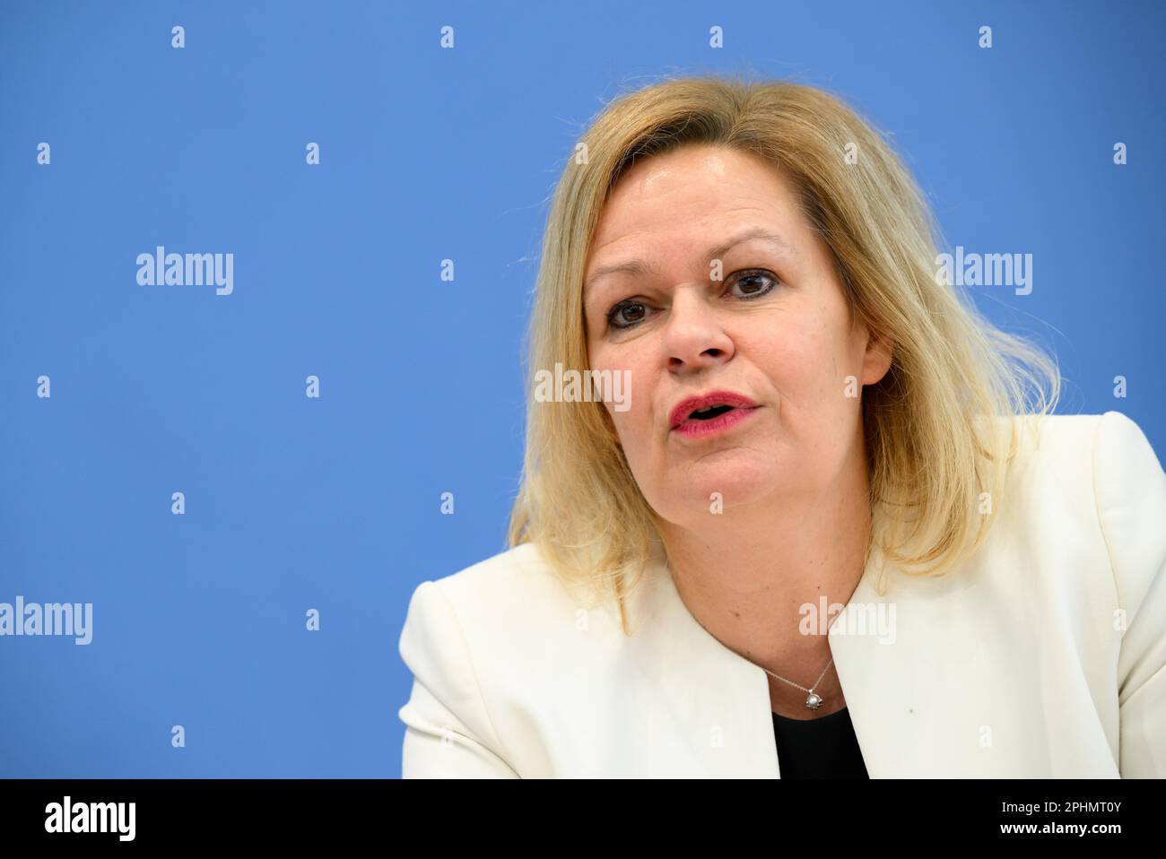 Berlino, Germania. 29th Mar, 2023. Nancy Faeser (DOCUP), ministro federale degli interni e degli interni, commenta il progetto di governo per la nuova legge sull'immigrazione professionale in una conferenza stampa con il ministro del lavoro Heil dopo la riunione del gabinetto federale. Credit: Bernd von Jutrczenka/dpa/Alamy Live News Foto Stock