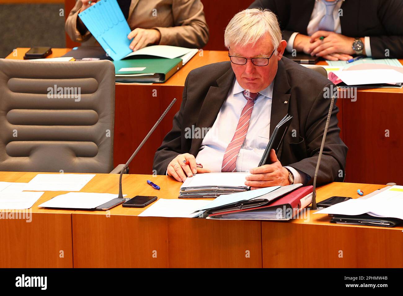 Duesseldorf, DE. 29.03.2023. Karl-Josef Laumann, Ministro del lavoro, della sanità e dell'assistenza sociale. 29.03.2023. Duesseldorf, DE. 27th seduta del Parlamento di Northrhein-Wesphalia. Credit: Notizie dal vivo su ANT Palmer/Alamy Foto Stock