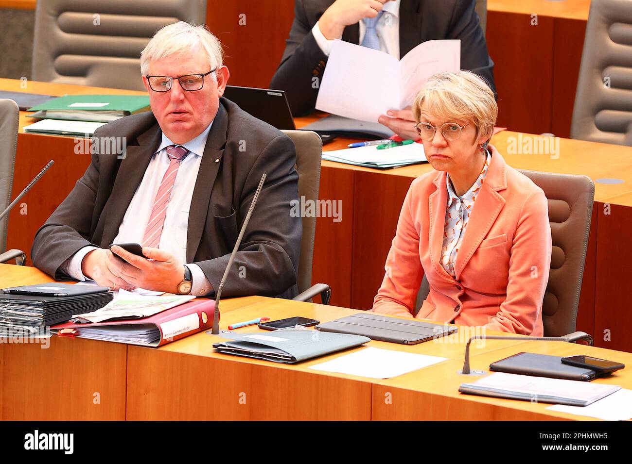 Duesseldorf, DE. 29.03.2023 Karl-Josef Laumann (CDU, Ministro für del lavoro, della salute e della società) und Dorothee Feller (CDU, Ministro für Schools und Education) 29.03.2023. Duesseldorf, DE. 27th seduta del Parlamento di Northrhein-Wesphalia. Credit: Notizie dal vivo su ANT Palmer/Alamy Foto Stock