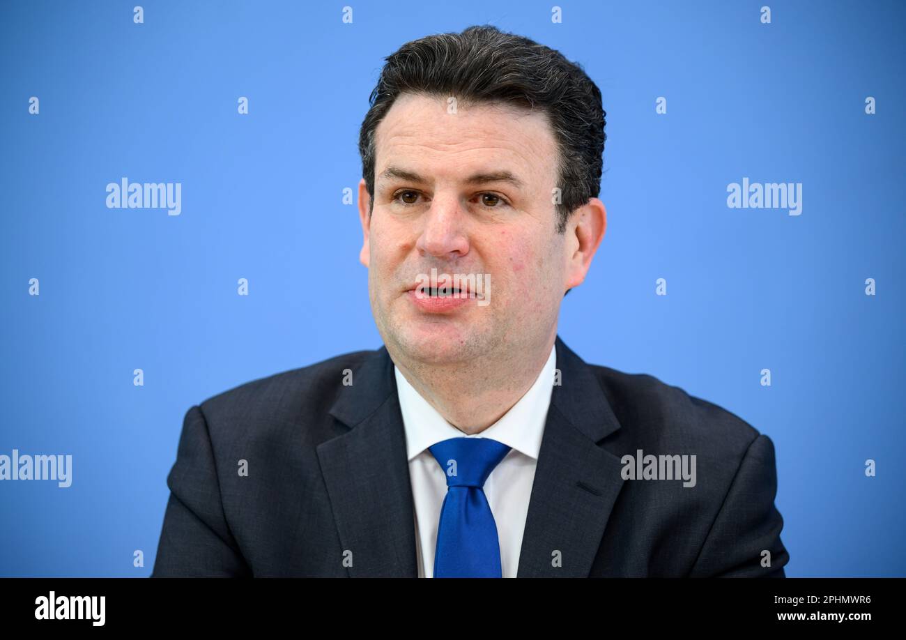 Berlino, Germania. 29th Mar, 2023. Hubertus Heil (DOCUP), Ministro federale del lavoro e degli affari sociali, commenta il progetto di governo per la nuova legge sull'immigrazione professionale in una conferenza stampa con il Ministro degli interni Faeser dopo la riunione del gabinetto federale. Credit: Bernd von Jutrczenka/dpa/Alamy Live News Foto Stock