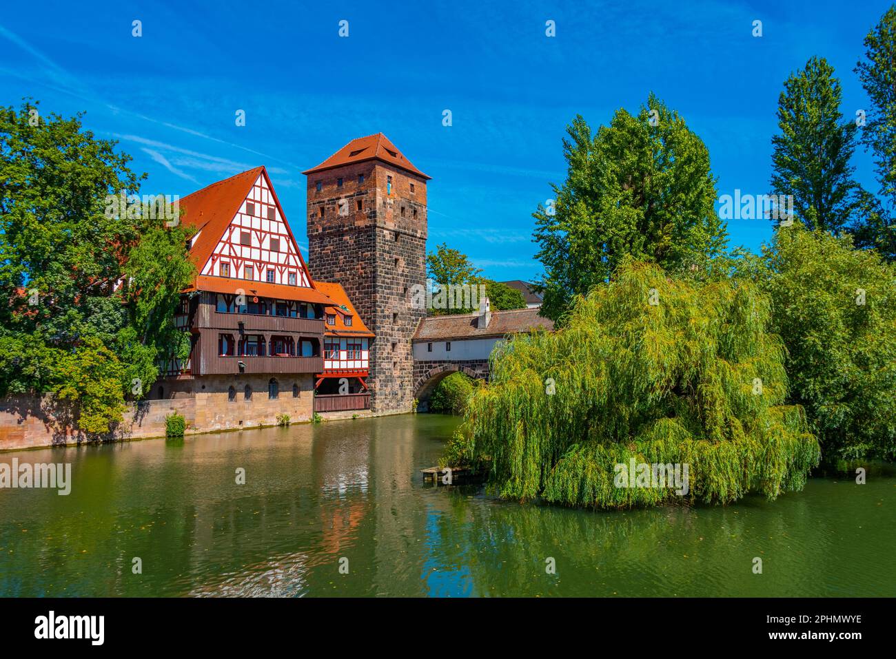 Centro storico con vista sull'edificio Weinstadel, la torre dell'acqua, il ponte Henkerbrücke e la torre Henkerturm a Nürnberg, Germania. Foto Stock