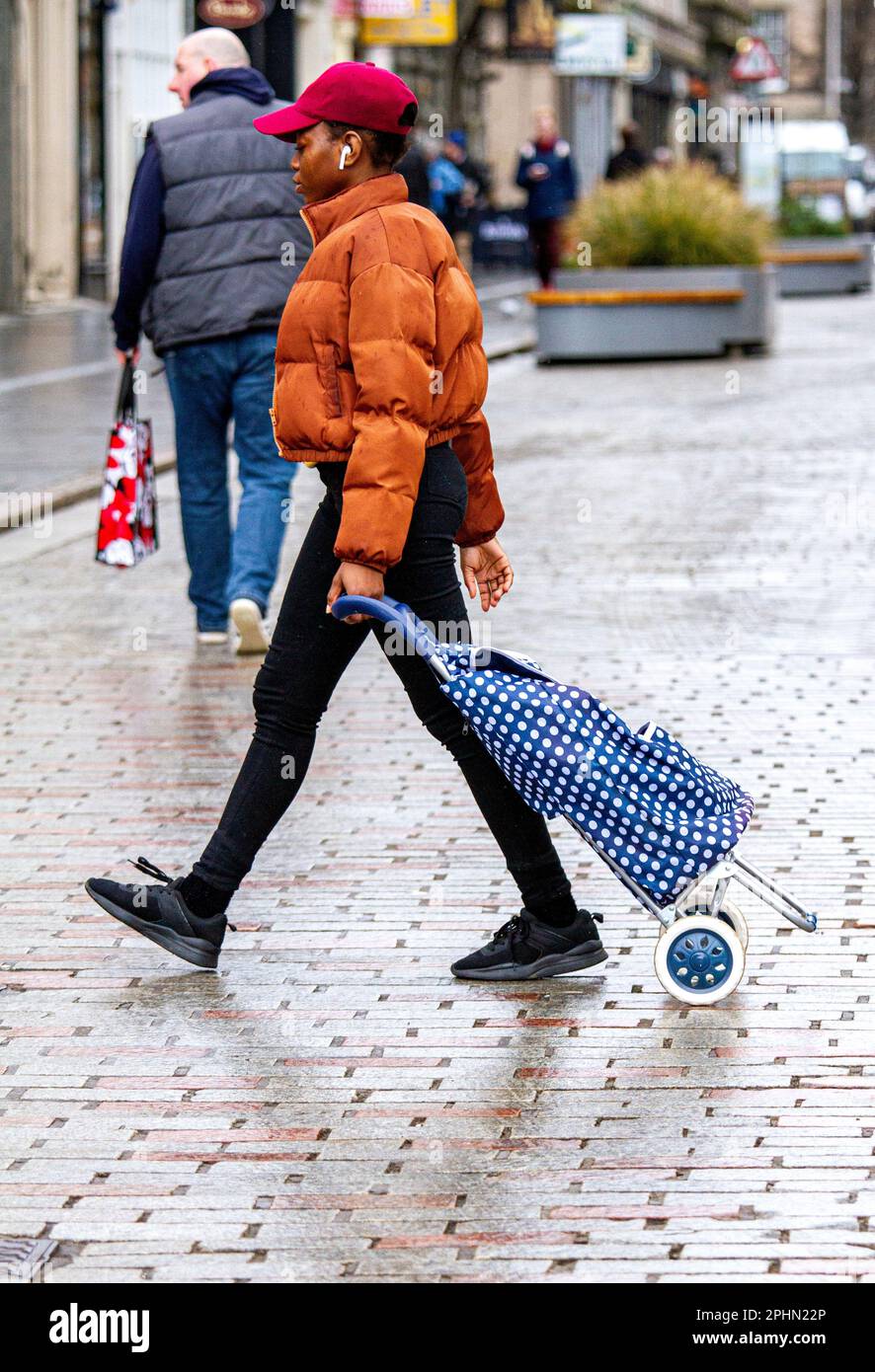 Dundee, Tayside, Scozia, Regno Unito. 29th Mar, 2023. UK Weather: Nel clima mite primaverile, le temperature nel nord-est della Scozia hanno raggiunto circa 11°C.. Oltre alle docce a pioggia occasionali e leggere, le donne alla moda sono fuori e fuori nel centro della città di Dundee e si occupano della loro vita quotidiana e dello shopping settimanale. Nonostante l’aumento dei costi di vita in Scozia, i residenti locali stanno spendendo saggiamente i loro soldi per le necessità. Credit: Dundee Photographics/Alamy Live News Foto Stock