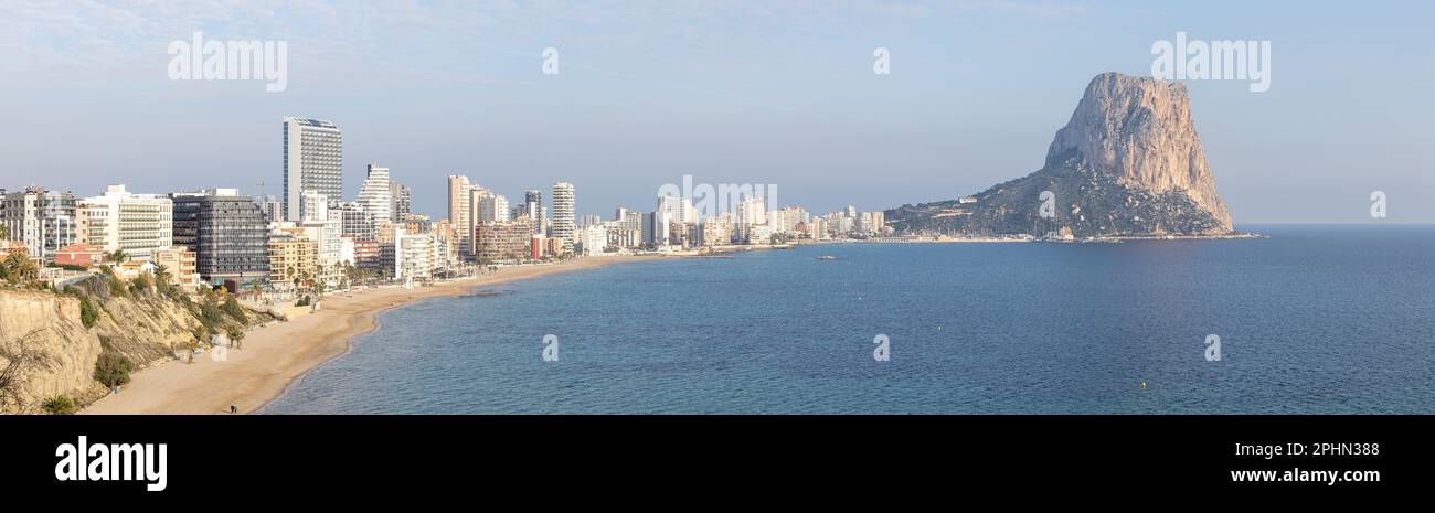 Calpe città (Spagna) panorama con Penyal d'Ifac montagna all'orizzonte Foto Stock