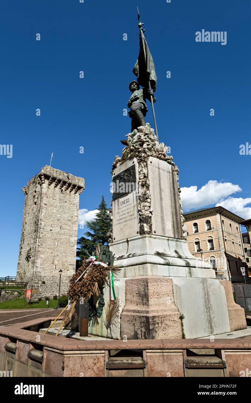 Enego: Il memoriale di guerra della Grande Guerra e la torre Scaligera. Sette Comuni, Veneto, Italia. Foto Stock