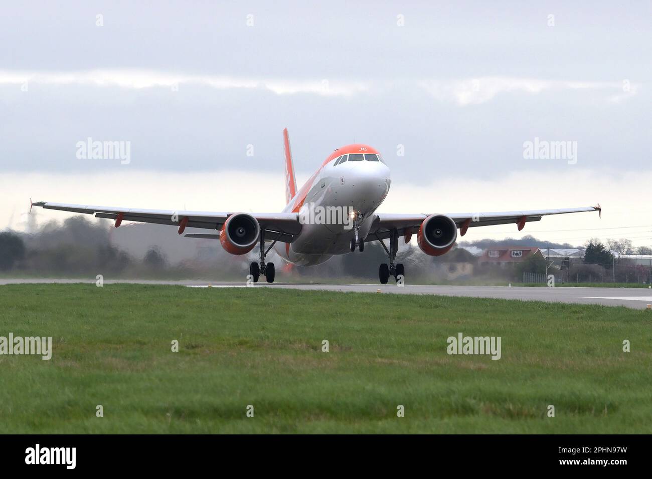 Southend on Sea Essex, Regno Unito. 29th Mar, 2023. Il primo velivolo EasyJet parte da Southend dopo una pausa di quasi sei mesi. La compagnia aerea ha lasciato la sua base all'aeroporto Essex nell'agosto 2020, ma è ritornata nel 2022 con un numero limitato di voli fino all'ottobre 2022. Il volo 09:20 per Malaga inizia una nuova stagione estiva con voli per Malaga Spagna, Faro Portogallo, Palma de Mallorca Spagna e Amsterdam nei Paesi Bassi. Credit: MARTIN DALTON/Alamy Live News Foto Stock