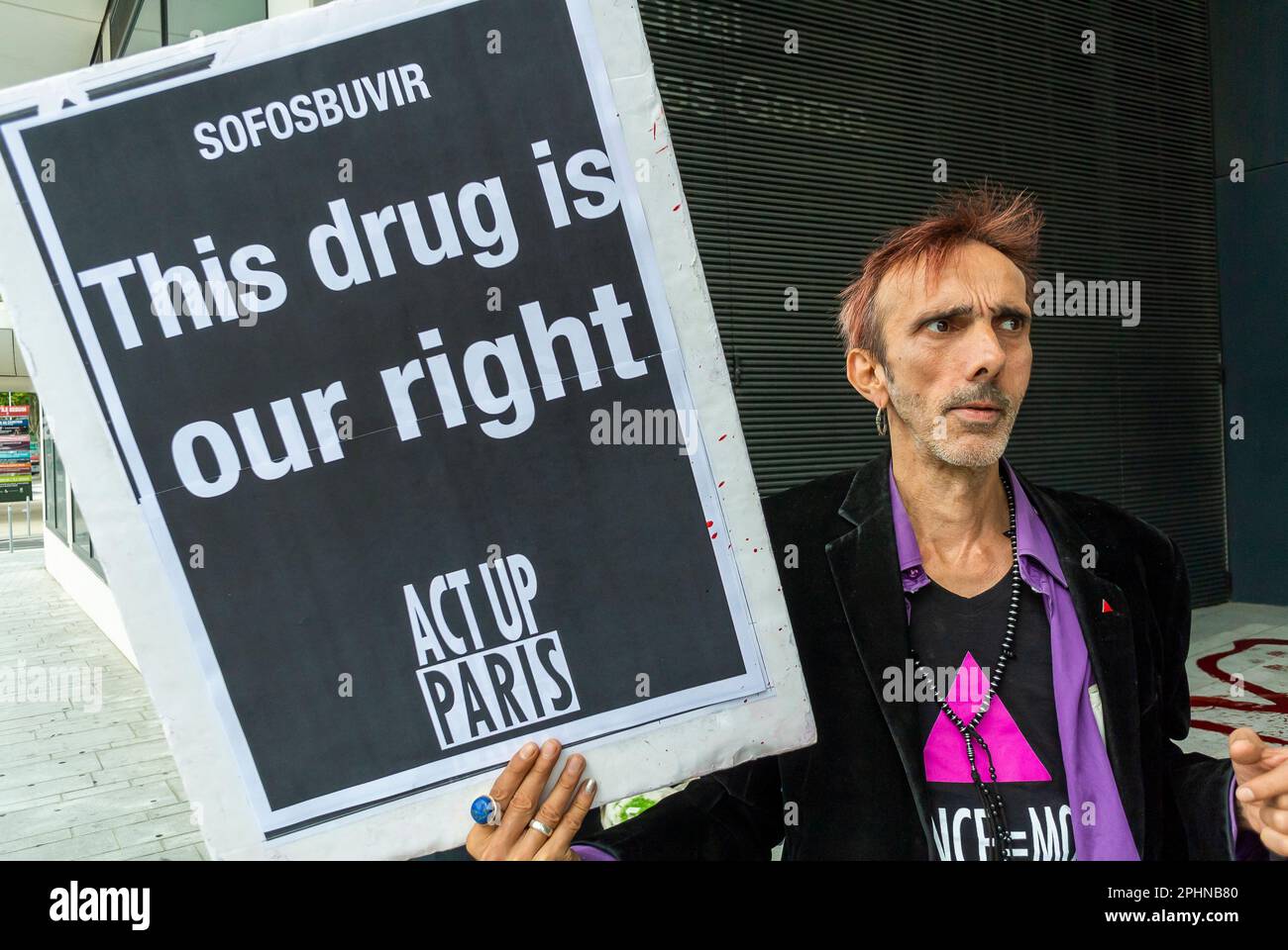 Parigi, Francia, attivisti per l'AIDS, protestare contro Gilead Science Pharmaceuticals, per abbassare i prezzi dei farmaci, davanti agli uffici di Gilead France, Holding protest signs, grandi proteste farmaceutiche, pandemie francesi, azione collettiva, prezzo dei farmaci, 2013 Foto Stock