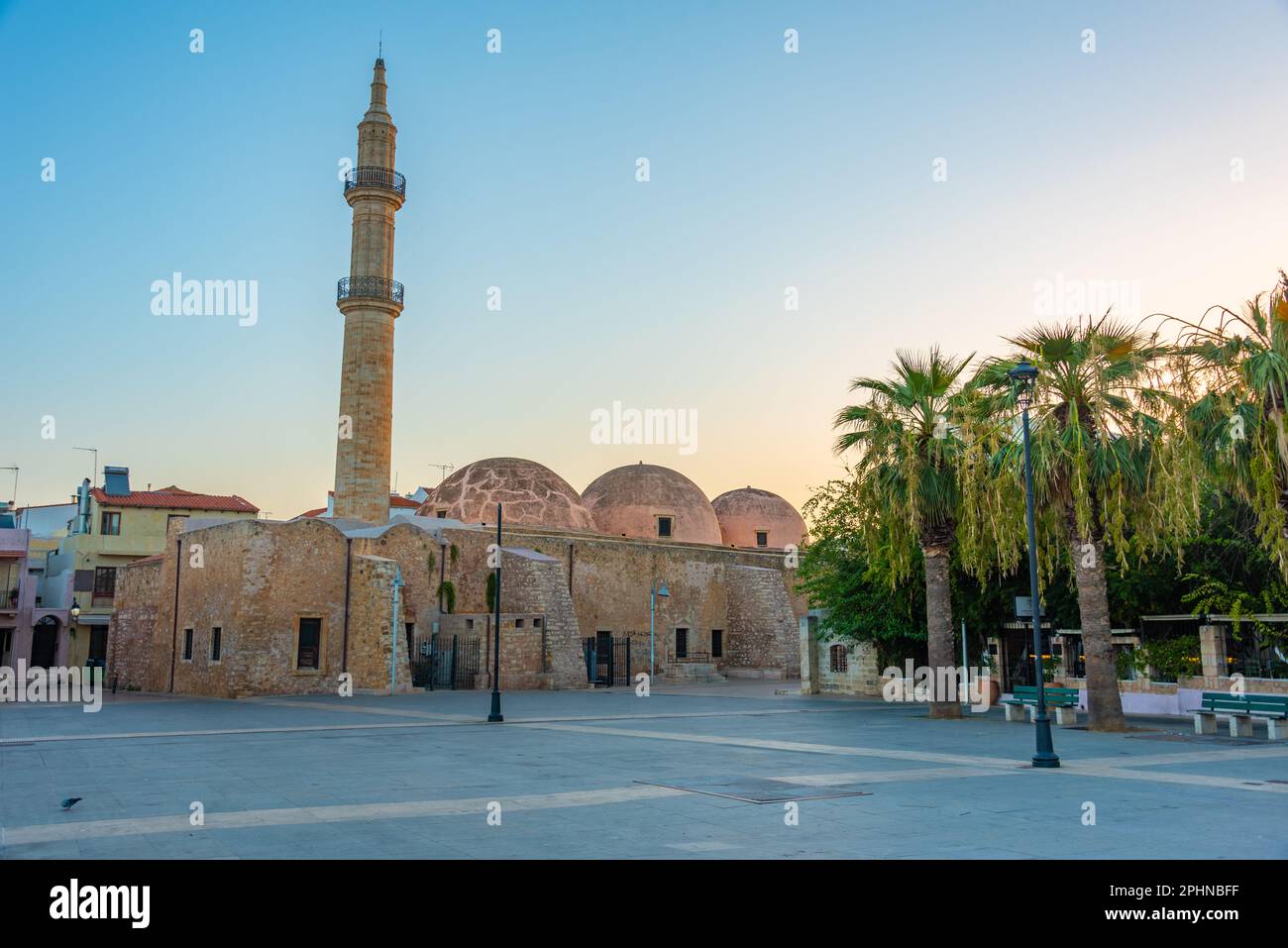 Vista all'alba della moschea di Neratze nella città greca di Rethimno. Foto Stock