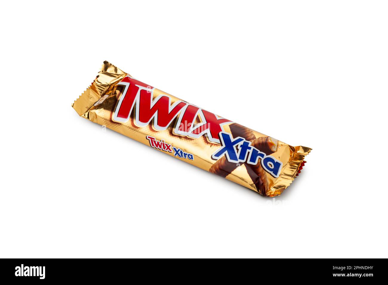 CHISINAU, MOLDOVA - 12 MARZO 2023: Bar Twix Xtra davanti, isolato su sfondo bianco. Con tracciato di ritaglio. Le barre Twix sono prodotte da Mars in Foto Stock