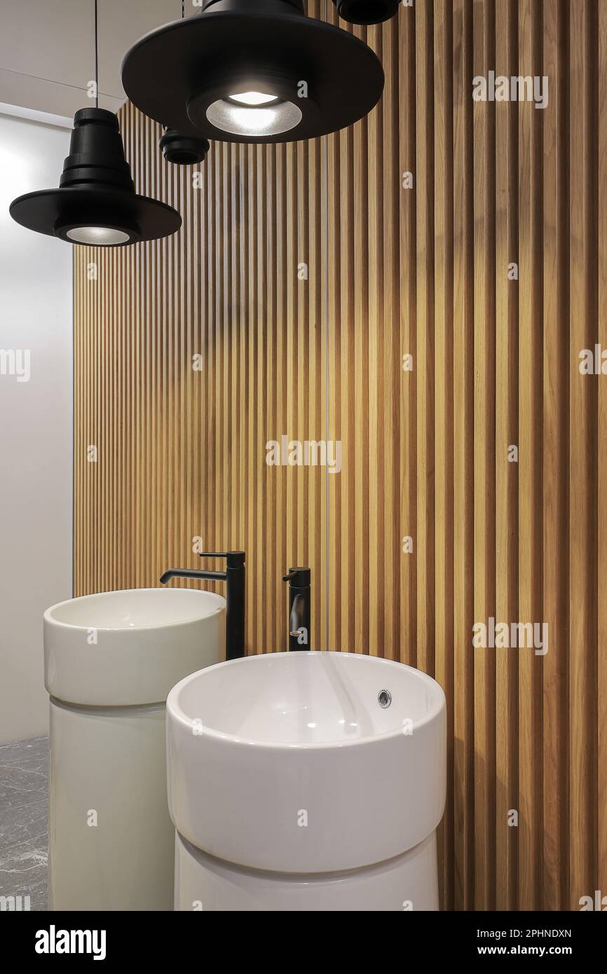 Lavabo in ceramica bianca con rubinetto all'interno del bagno Foto Stock Lavabo in ceramica bianca con rubinetto all'interno del bagno Foto Stock