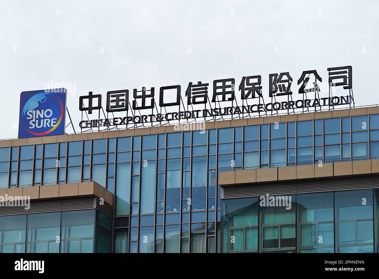 SHANGHAI, CINA - 29 MARZO 2023 - l'edificio degli uffici di China Export and Credit Insurance Corporation si trova a Shanghai, Cina, 29 marzo 2023. Foto Stock