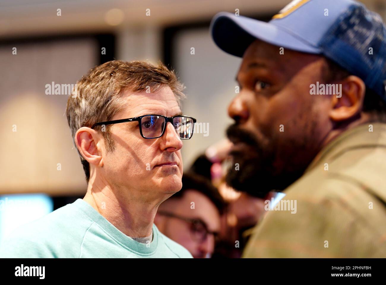 Louis Theroux (a sinistra) e Derek Chisora durante una conferenza stampa al Nobu Hotel London Portman Square, Londra. Data immagine: Mercoledì 29 marzo 2023. Foto Stock