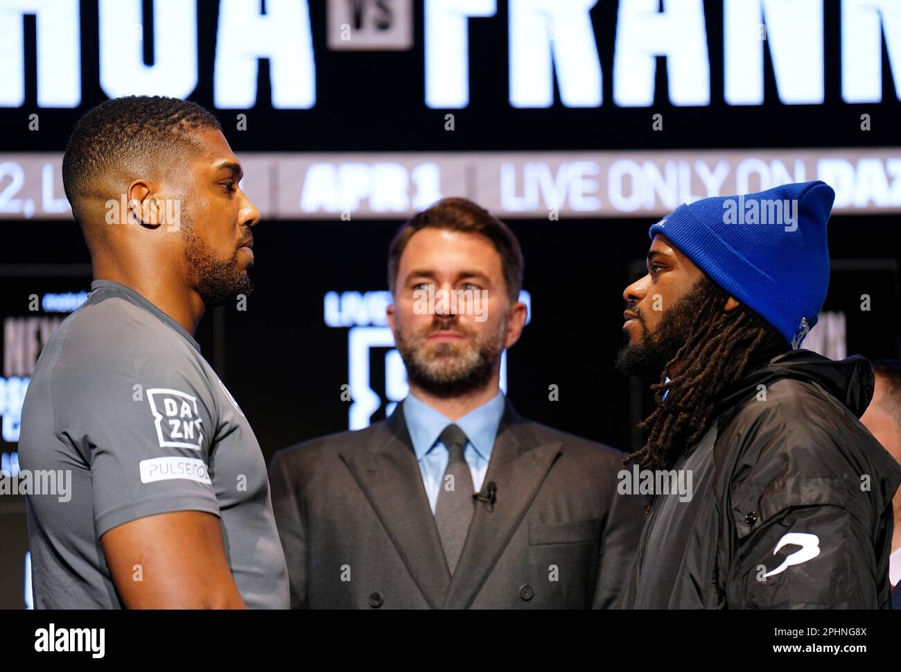 Eddie Hearn, promotore di boxe, si trova al centro della città, mentre Anthony Joshua e Jermaine Franklin si trovano di fronte durante una conferenza stampa al Nobu Hotel London Portman Square, Londra. Data immagine: Mercoledì 29 marzo 2023. Foto Stock