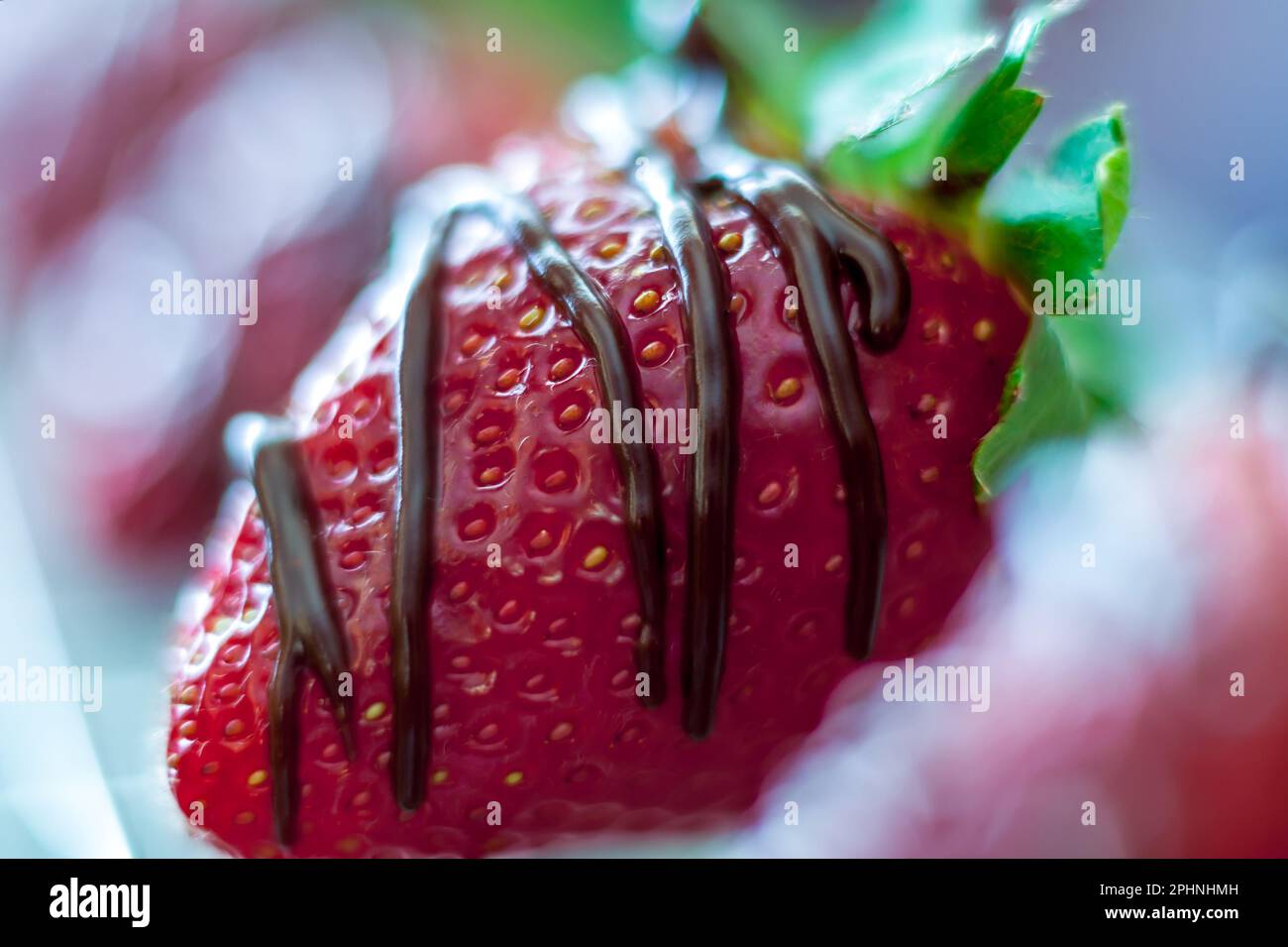 Fragole ricoperte di cioccolato. Messa a fuoco selettiva. Primo piano. Foto Stock
