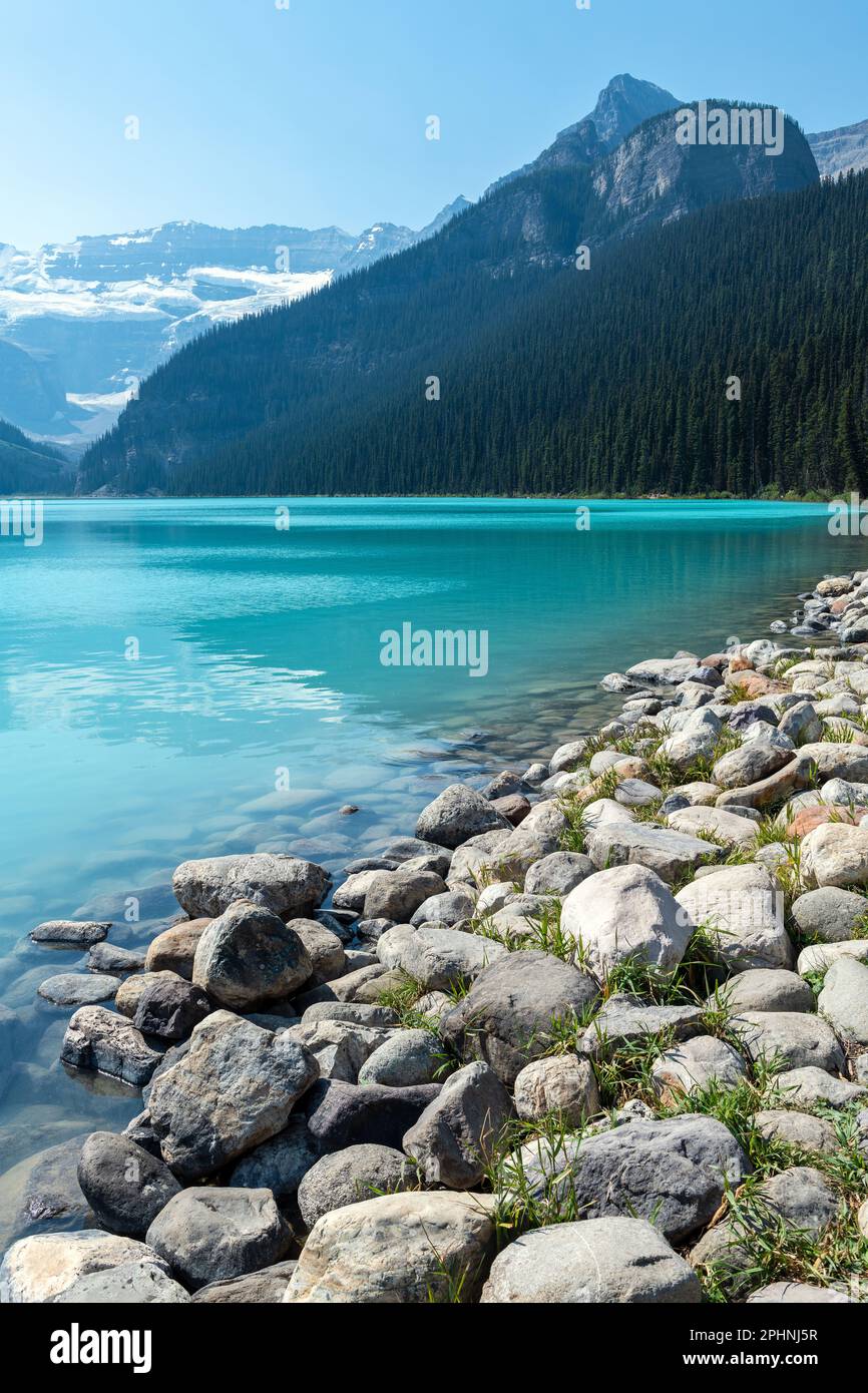 Paesaggio verticale del lago Louise, città del lago Louise, parco nazionale di Banff, Canada. Foto Stock