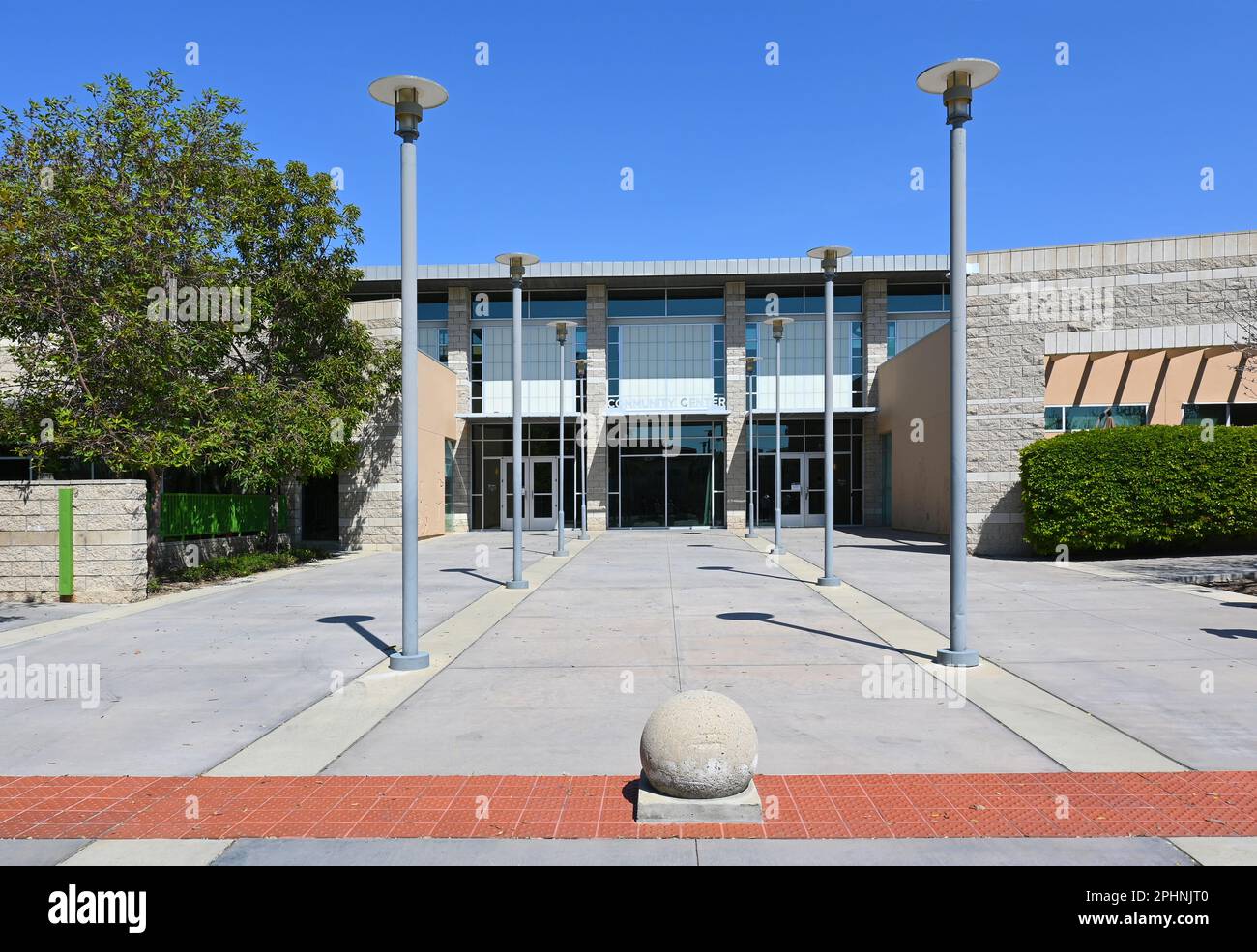 BREA, CALIFORNIA - 28 MAR 2023: The Brea Community Center una struttura multiuso che offre programmi come Day Care, Adult and Teen Sports, After School Foto Stock