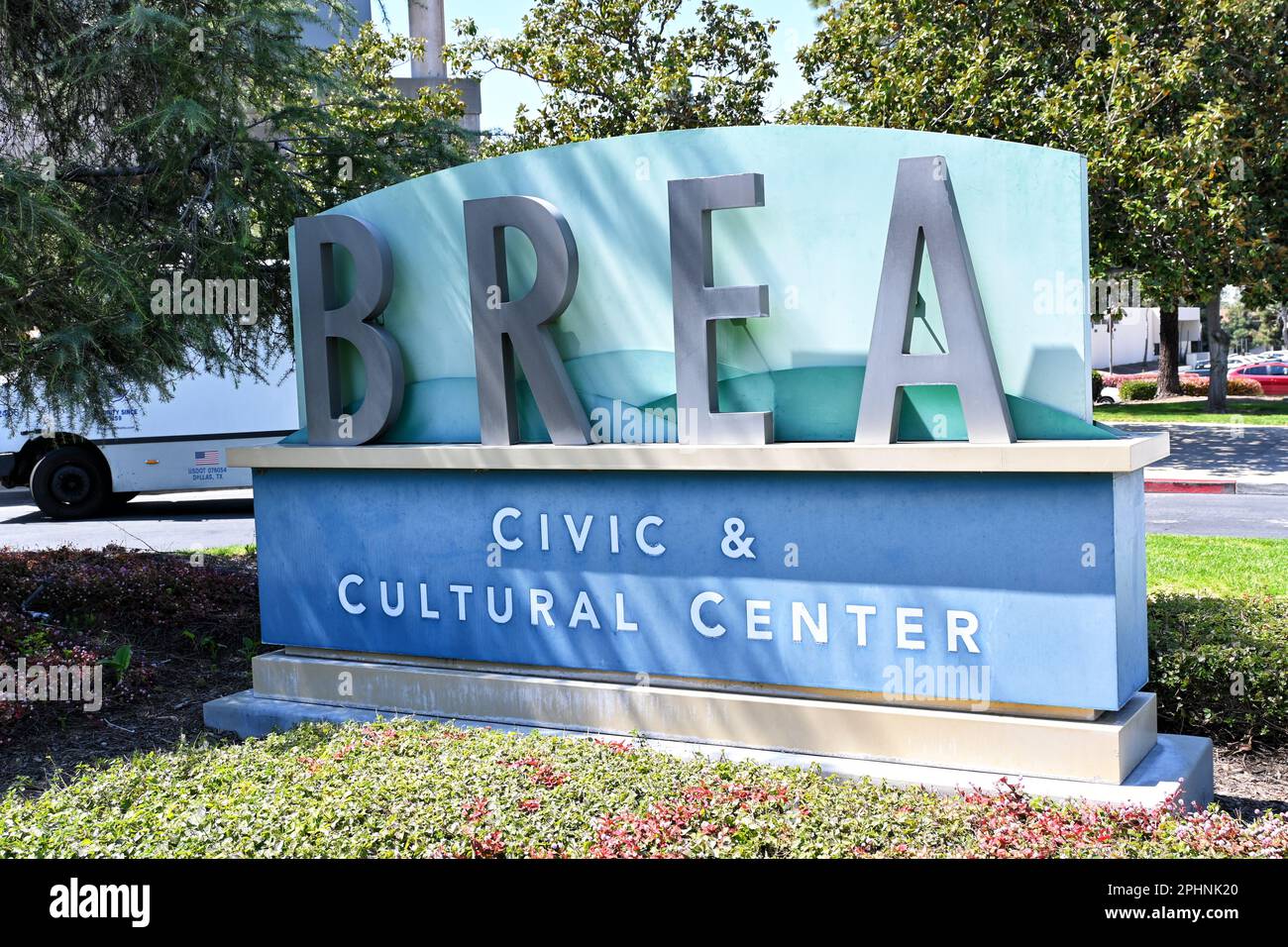 BREA, CALIFORNIA - 28 MAR 2023: Il cartello del centro civico e culturale Brea. Foto Stock