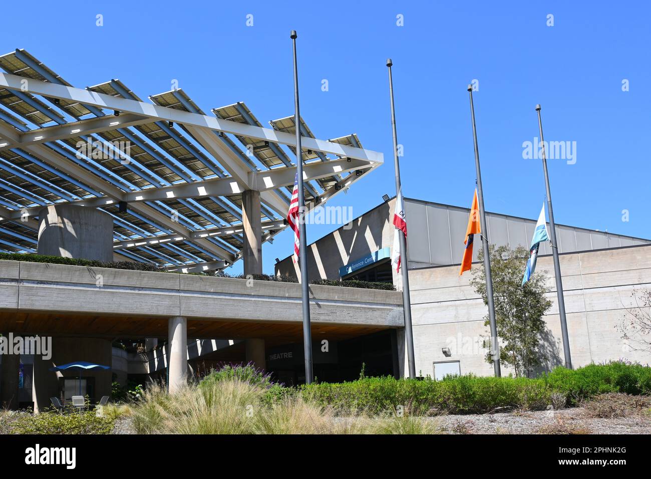 BREA, CALIFORNIA - 28 MAR 2023: Bandiere al Centro Civico e Culturale di Brea Foto Stock