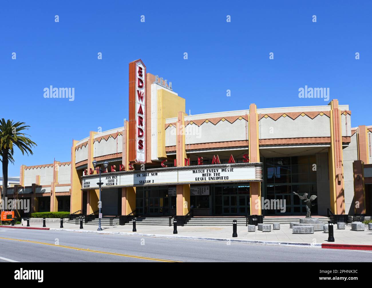 BREA, CALIFORNIA - 28 MAR 2023: The Edwards Cinemas in Downtow Brea. Foto Stock