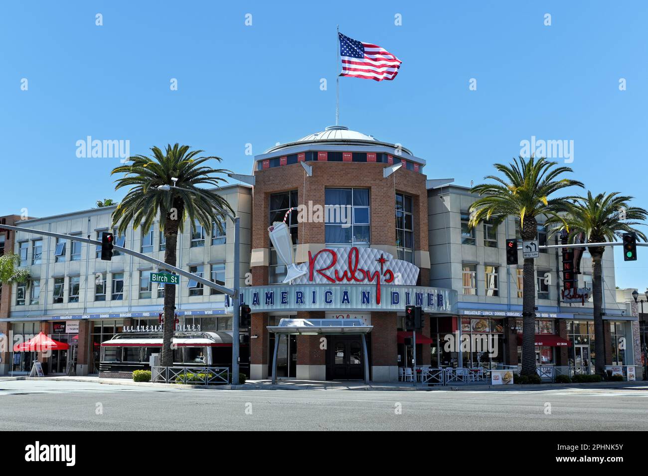 BREA, CALIFORNIA - 28 MAR 2023: Rubys American Diner nel centro di Brea, una catena di ristoranti in stile 1940s che serve colazione e piatti americani comfort, hamburger, Foto Stock