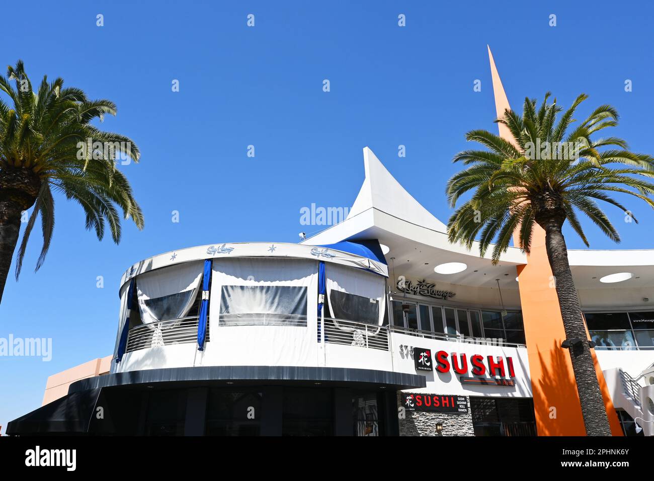 BREA, CALIFORNIA - 28 MAR 2023: Lo Sky Lounge, un bar martini di lusso con un tema moderno di metà secolo. Foto Stock