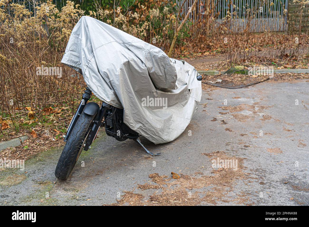 Copertura impermeabile per motocicletta, motocicletta coperta con panno protettivo, Moto tessuto protezione in parcheggio Foto Stock