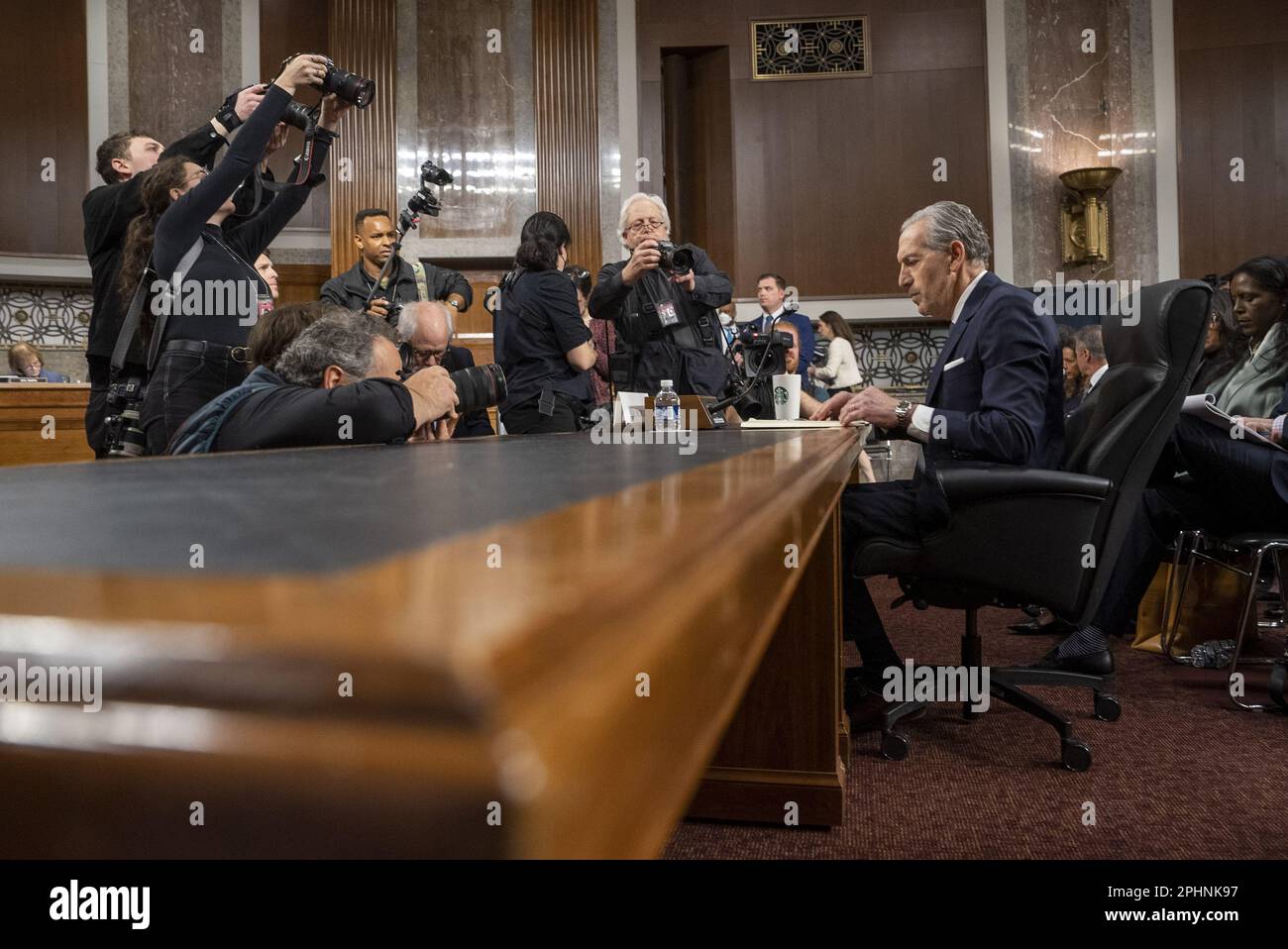 Washington, Stati Uniti. 29th Mar, 2023. Il Sig. Howard Schultz, membro del Consiglio di amministrazione ed ex CEO; Starbucks Corporation, testimonia a Capitol Hill a Washington, DC mercoledì 29 marzo 2023. Foto di Ken Cedeno/UPI Credit: UPI/Alamy Live News Foto Stock