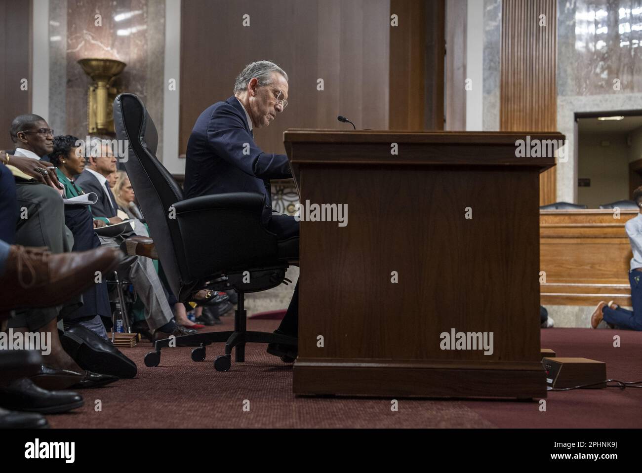 Washington, Stati Uniti. 29th Mar, 2023. Il Sig. Howard Schultz, membro del Consiglio di amministrazione ed ex CEO; Starbucks Corporation, testimonia a Capitol Hill a Washington, DC mercoledì 29 marzo 2023. Foto di Ken Cedeno/UPI Credit: UPI/Alamy Live News Foto Stock