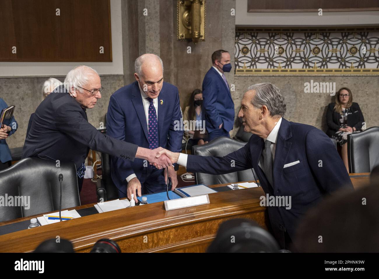 Washington, Stati Uniti. 29th Mar, 2023. Il Sig. Howard Schultz, membro del Consiglio di amministrazione ed ex CEO; Starbucks Corporation, testimonia a Capitol Hill a Washington, DC mercoledì 29 marzo 2023. Foto di Ken Cedeno/UPI Credit: UPI/Alamy Live News Foto Stock