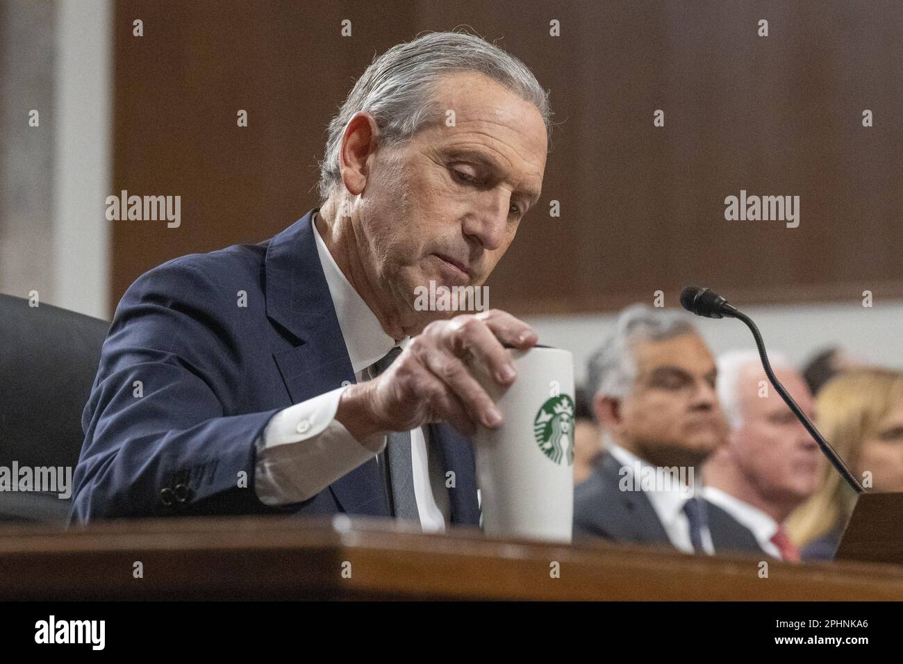 Washington, Stati Uniti. 29th Mar, 2023. Il Sig. Howard Schultz, membro del Consiglio di amministrazione ed ex CEO; Starbucks Corporation, testimonia a Capitol Hill a Washington, DC mercoledì 29 marzo 2023. Foto di Ken Cedeno/UPI Credit: UPI/Alamy Live News Foto Stock