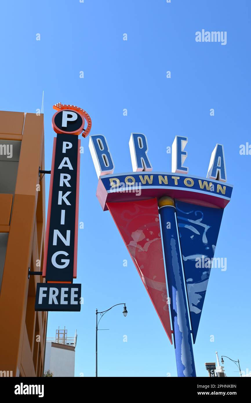 BREA, CALIFORNIA - 28 MAR 2023: Cartello Brea Downtown e cartello struttura parcheggio su Birch Street. Foto Stock