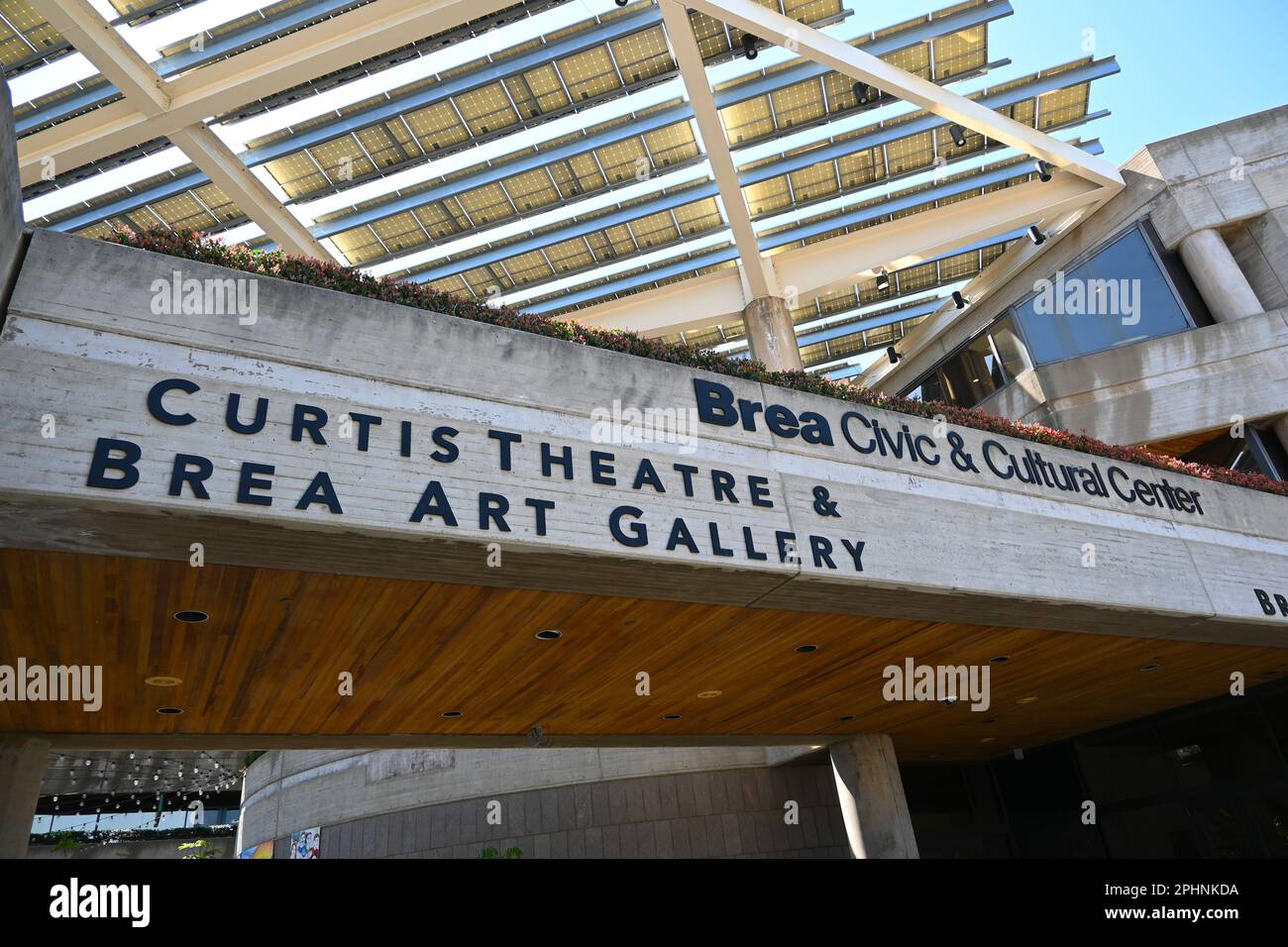 BREA, CALIFORNIA - 28 MAR 2023: Il Teatro Curtis e la galleria d'arte Brea si trovano al centro amministrativo e culturale Brea. Foto Stock