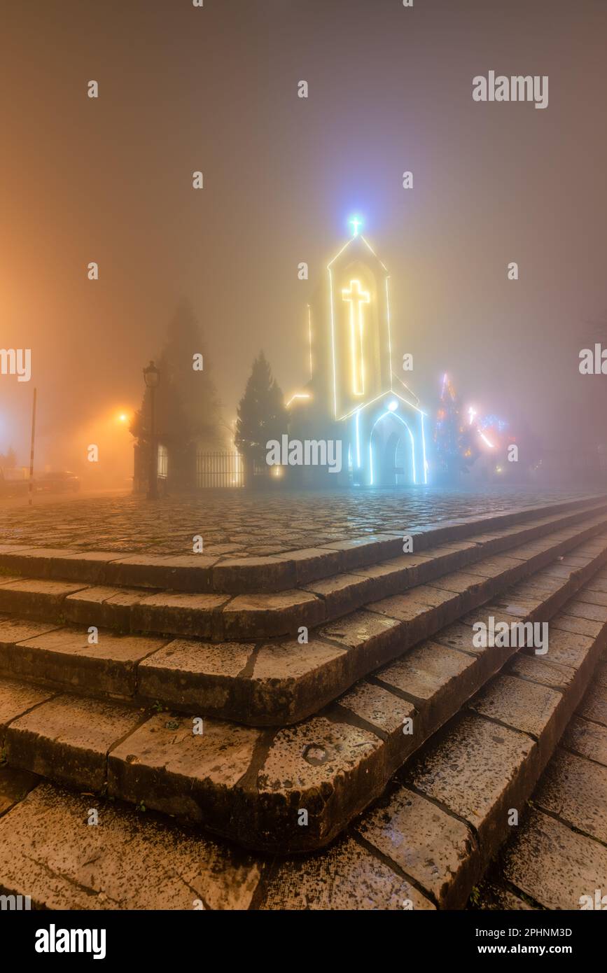 Antica chiesa in pietra di Sapa con cielo notturno nebbia. Destinazione di viaggio più popolare in Sapa, Laocai of Vietnam Foto Stock