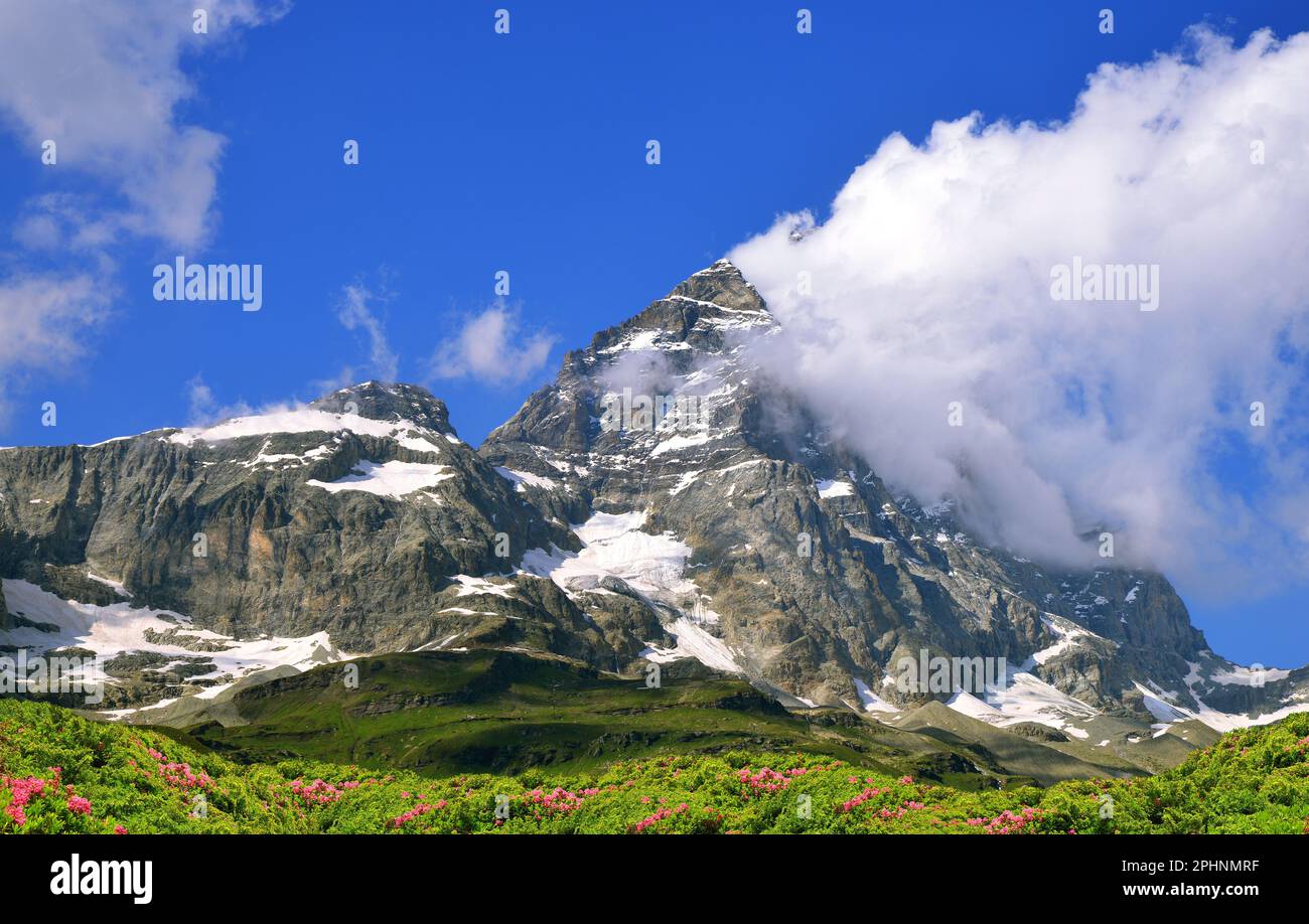 Monte Cervino o Cervino nelle giornate di sole. Vista dal Breuil-Cervinia. Paesaggio montano in Valle d'Aosta, Italia. Foto Stock
