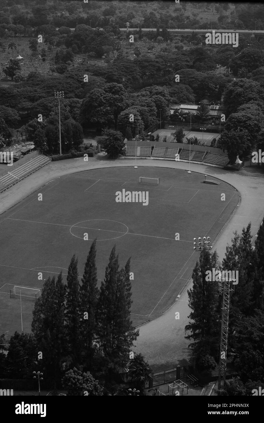 Un campo da calcio o da calcio in un centro sportivo locale circondato da alberi a Kuningan, South Jakarta. Preso da un angolo alto dalla cima di un edificio Foto Stock