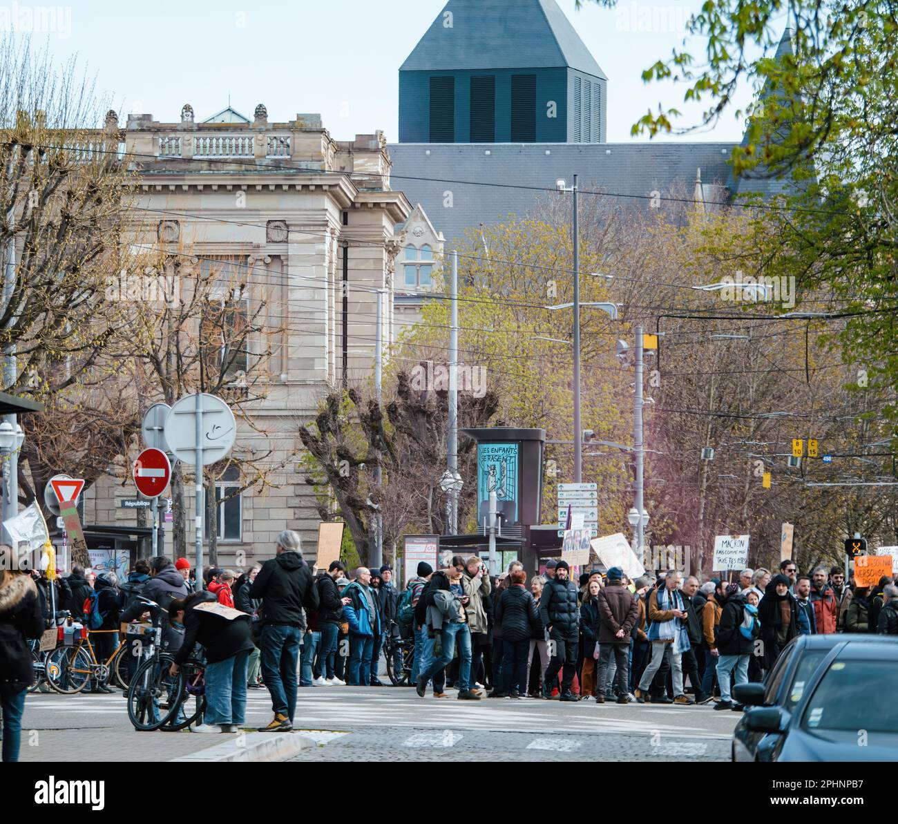 Strasburgo, Francia - 29 marzo 2023: Le persone protestano a Strasburgo - la Francia vive settimane di proteste e di scioperi legate all'aumento dell'età pensionabile, che è stato superato la scorsa settimana Foto Stock
