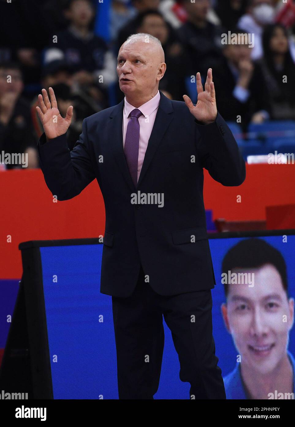 Qingdao, provincia cinese di Shandong. 29th Mar, 2023. Ernest Raden, allenatore delle anatre di Pechino, gesta durante la partita del 39th° turno tra anatre di Pechino e le aquile di Qingdao alla stagione 2022-2023 della lega della Chinese Basketball Association (CBA) a Qingdao, provincia di Shandong nella Cina orientale, il 29 marzo 2023. Credit: Li Ziheng/Xinhua/Alamy Live News Foto Stock