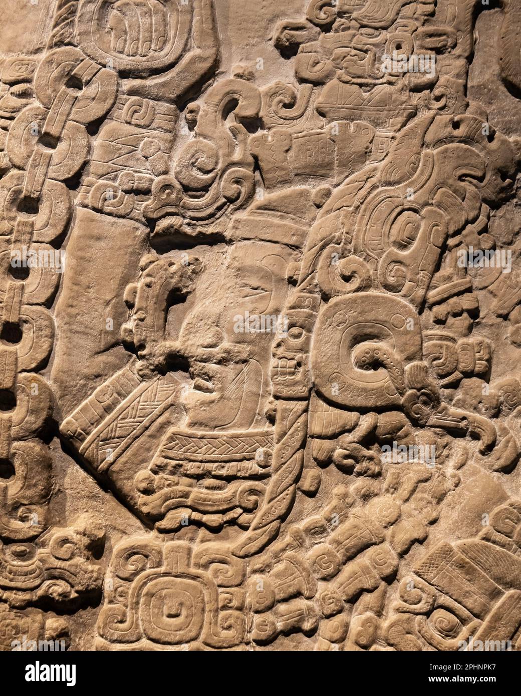 Maya bassorilievo scultura di un re dalla città Maya Tikal in Guatemala, Città del Messico, Messico. Foto Stock