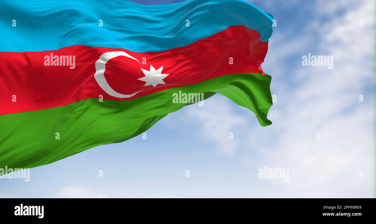 La bandiera nazionale dell'Azerbaigian sventola nel vento in una giornata limpida. Tricolore orizzontale di blu, rosso, verde con una mezzaluna bianca e una stella. 3D illustrazione Foto Stock