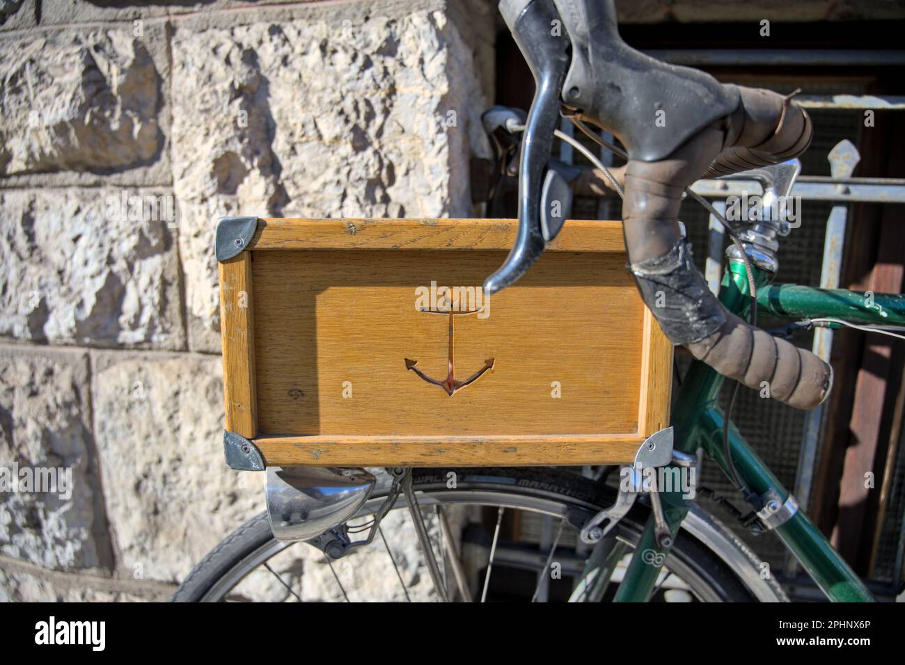 Ancora scolpita in una scatola di legno montata su una bicicletta Foto Stock