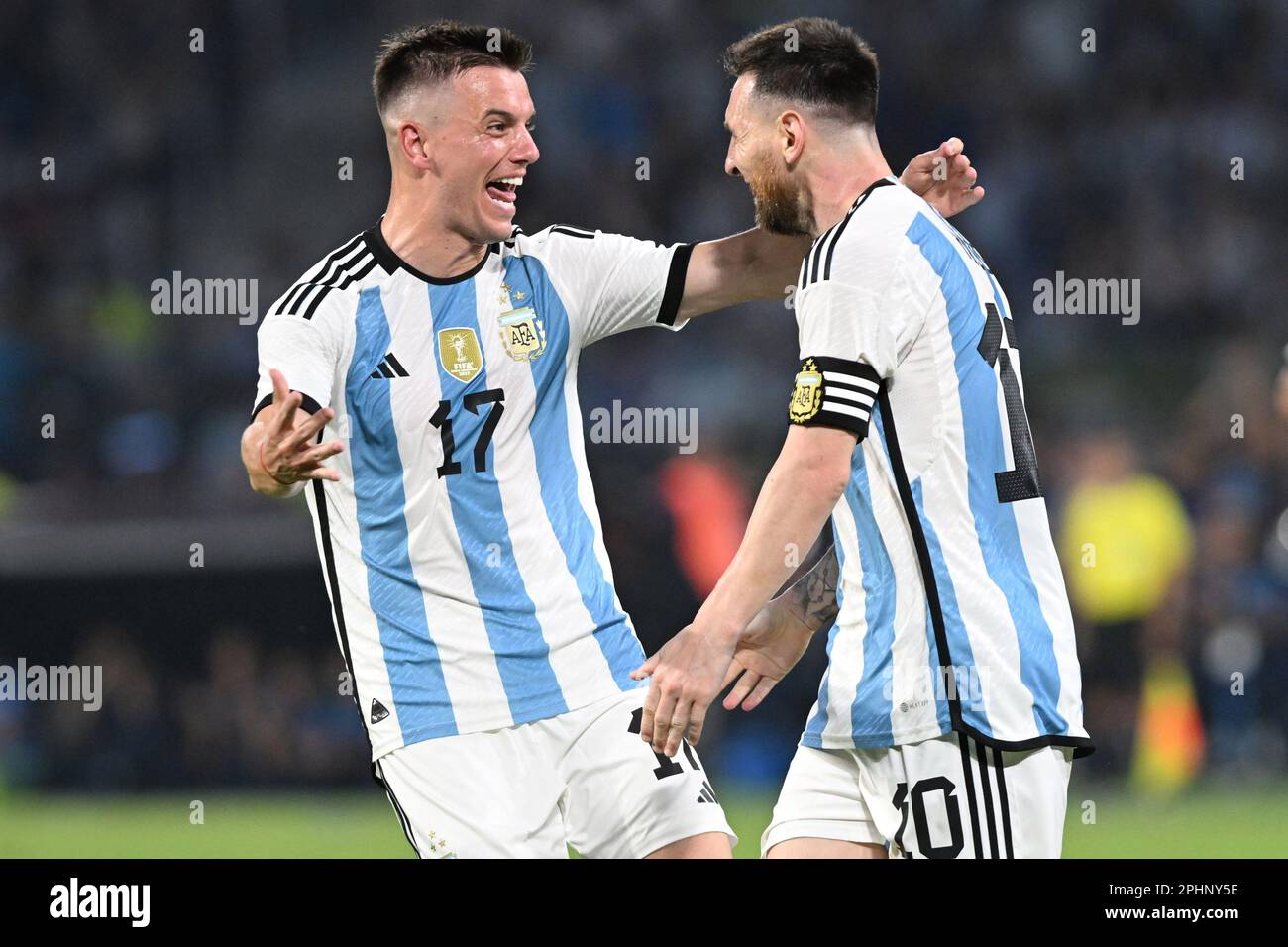 28th marzo 2023: Stadio Mario Kempes, C&#XF3;rdoba, Argentina: Calcio  internazionale amichevole, Argentina contro Curacao: Lionel messi di  Argentina, celebra il punteggio con giovani lo Celso Foto stock - Alamy