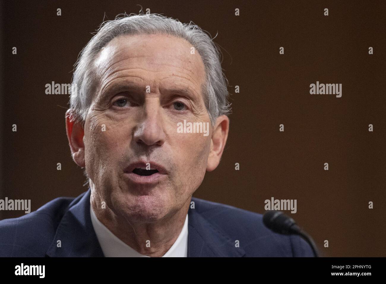 Washington, Stati Uniti. 29th Mar, 2023. Il Sig. Howard Schultz, membro del Consiglio di amministrazione ed ex CEO; Starbucks Corporation, testimonia a Capitol Hill a Washington, DC mercoledì 29 marzo 2023. Foto di Ken Cedeno/UPI Credit: UPI/Alamy Live News Foto Stock
