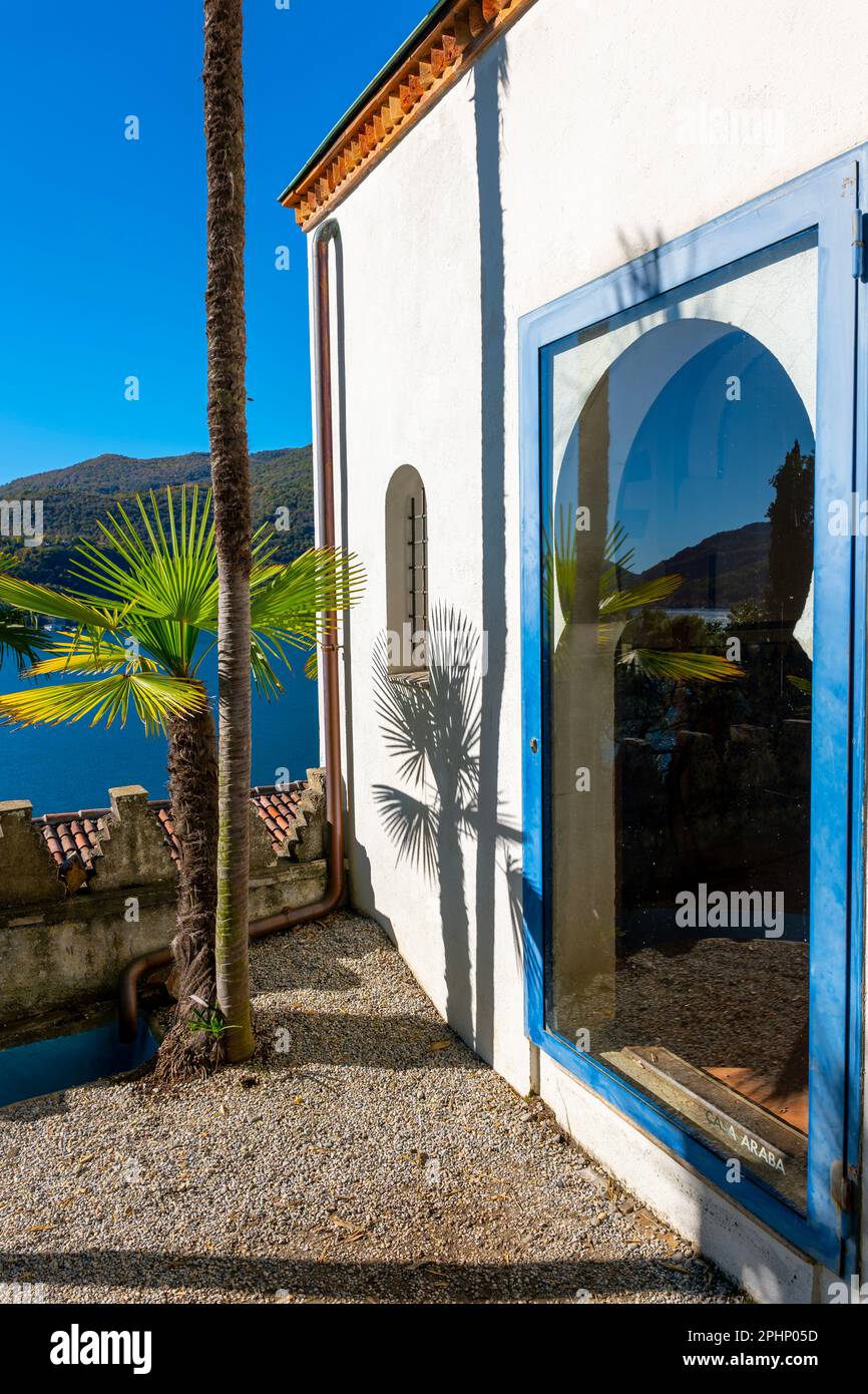 Casa araba e patio con palme e luce solare nel Parco Scherrer di Morcote, Ticino, Svizzera. Foto Stock Casa araba e patio con palme e luce solare nel Parco Scherrer di Morcote, Ticino, Svizzera. Foto Stock