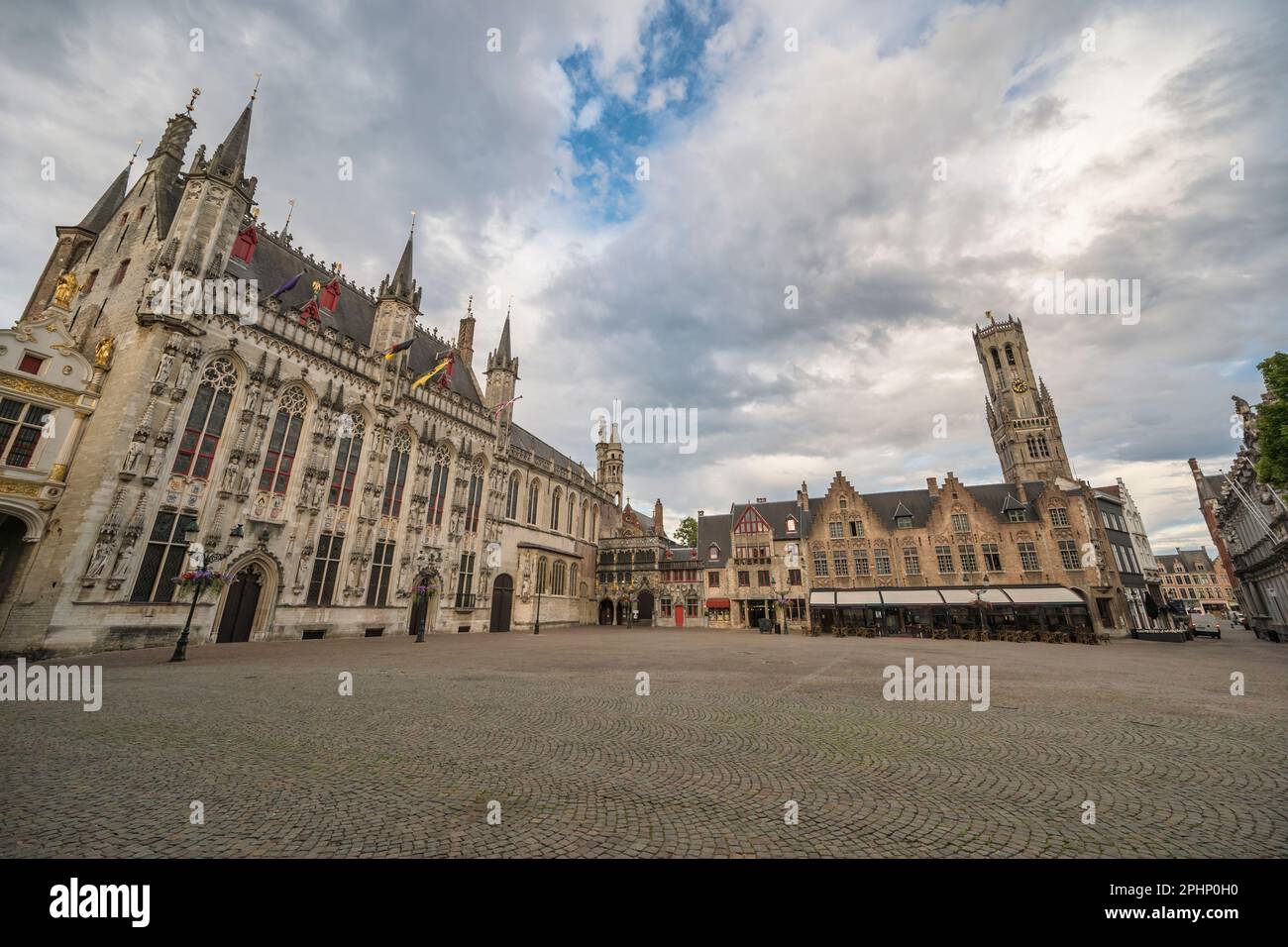 Bruges Belgio, skyline della città in Piazza Burg con il Municipio di Bruges e la Basilica del Sacro sangue Foto Stock