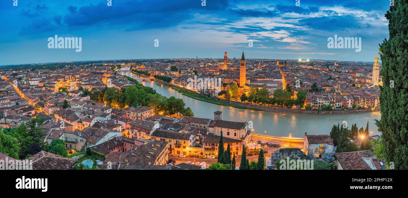 Verona Italia, alto angolo panorama notte skyline città al fiume Adige Foto Stock