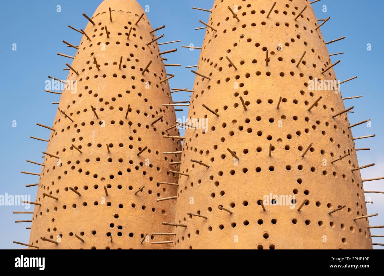 Vista ravvicinata di due delle Pigeon Towers, Katara Cultural Village, Doha, Qatar Foto Stock