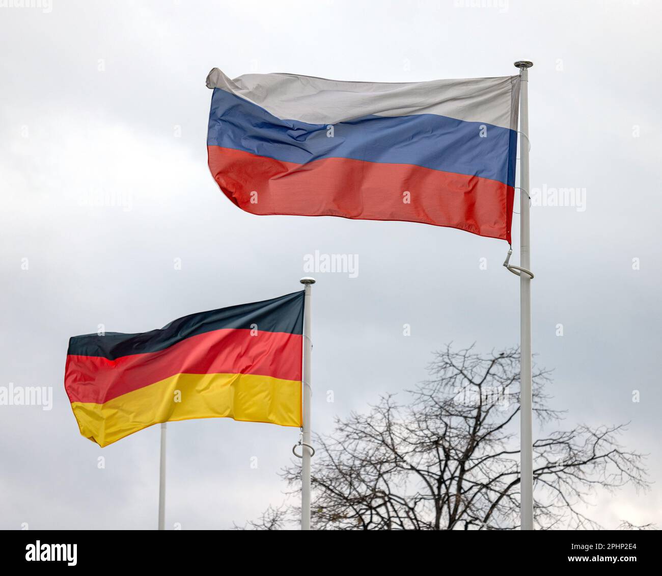 Federazione Russa e Germania Bandiere insieme a Cloudy Sky Foto Stock