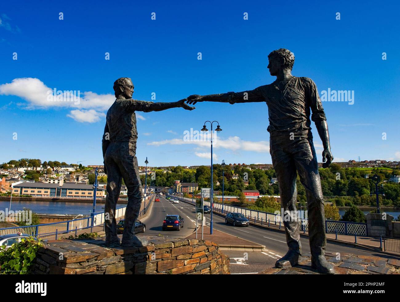 Passa attraverso la statua del divide, il Ponte di Craigavon, Derry City, County Londonderry, Irlanda del Nord Foto Stock