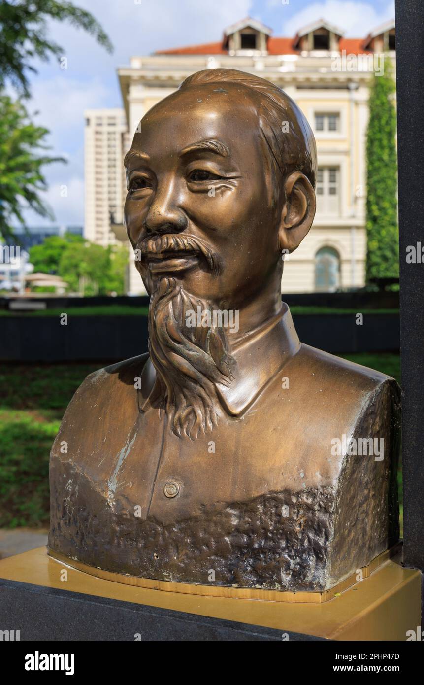 Busto di bronzo del presidente vietnamita Hồ Chí Minh (1890-1969), fuori dal Museo delle civiltà asiatiche, Singapore Foto Stock