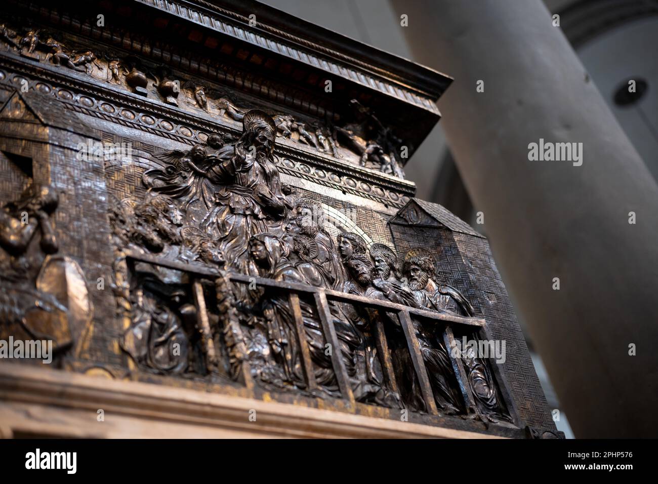 Il pulpito della Resurrezione iniziato da Donatello, una delle sue ultime opere, nella chiesa di San Lorenzo, a Firenze Foto Stock