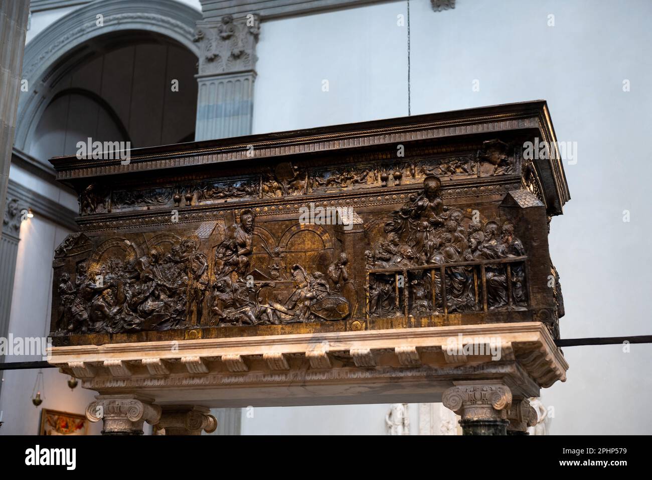 Il pulpito della Resurrezione iniziato da Donatello, una delle sue ultime opere, nella chiesa di San Lorenzo, a Firenze Foto Stock